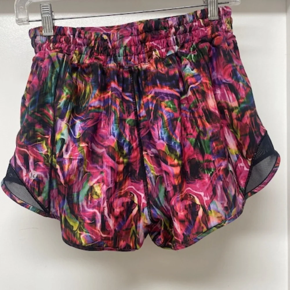 EUC Lululemon Hotty Hot High Rise Shorts 2.5" Hyper Flow - Picture 6 of 8